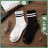 Tất cổ trung Soft Step cotton mềm mại, thoáng khí, co giãn tốt. Thiết kế sọc basic trẻ trung, dễ phối đồ hằng ngày.